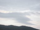 画像: 雲が形をつくったのは