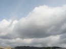 画像: 山の上に大きな雲が