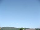 画像: 小さな雲が向こうにあるだけ