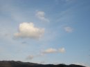 画像: 小さな雲が浮かんで
