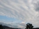 画像: 波打つような雲が