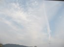 画像: 飛行機雲もまぎれて