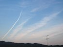 画像: 飛行機雲と薄雲が