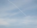 画像: 飛行機雲の先に