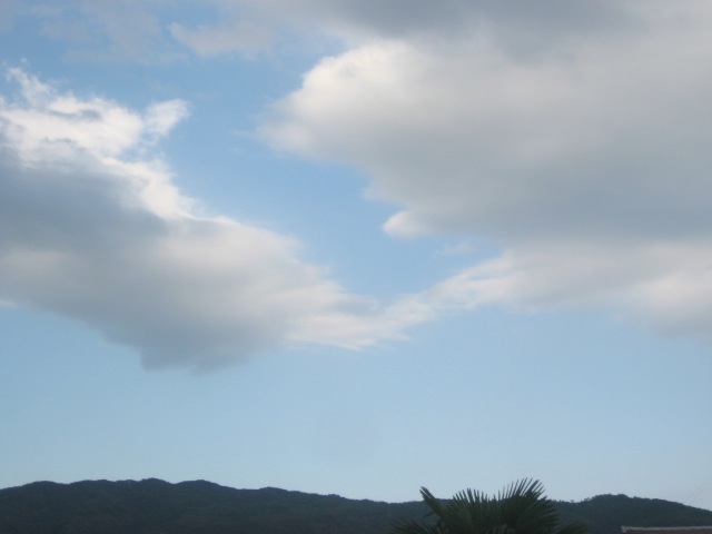 画像: 雲がふたつ。