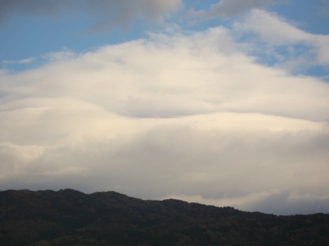 画像: 雲がまんなかで