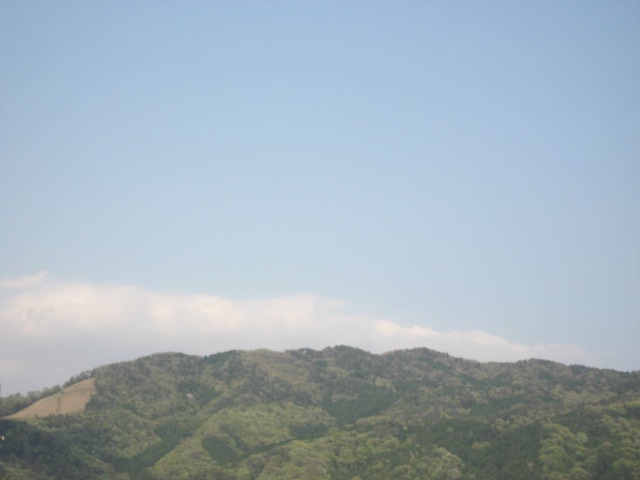 画像: 雲が低く山にかかり、