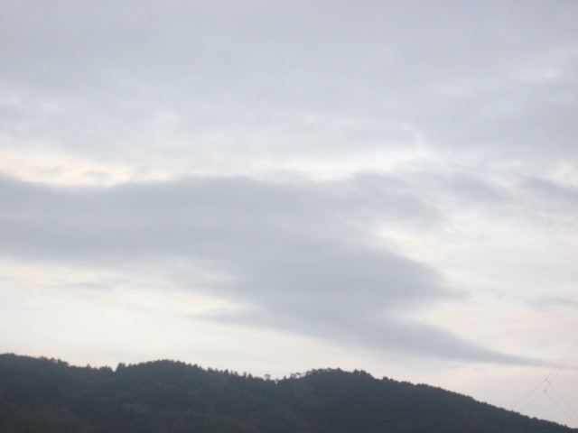 画像: 雲が形をつくったのは