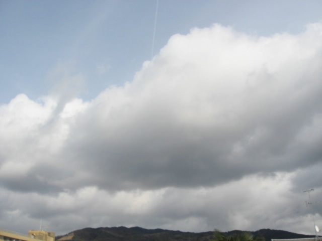 画像: 山の上に大きな雲が
