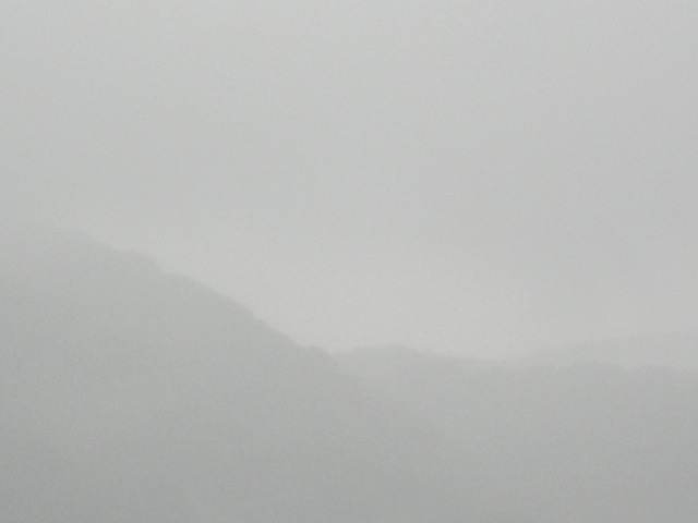 画像: 雨は降り続き、
