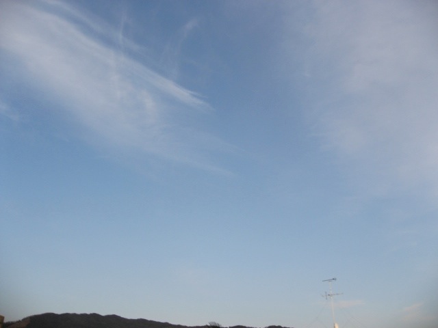 画像: ブラシで描いたような雲、