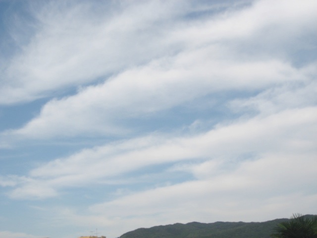 画像: 長い雲が
