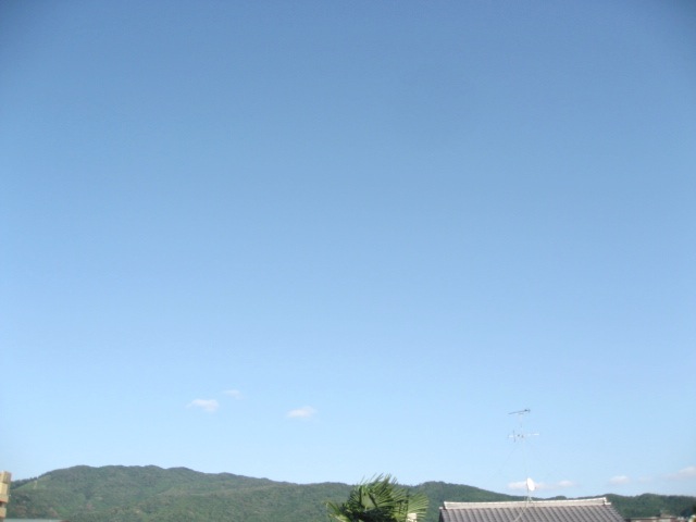 画像: 小さな雲が向こうにあるだけ