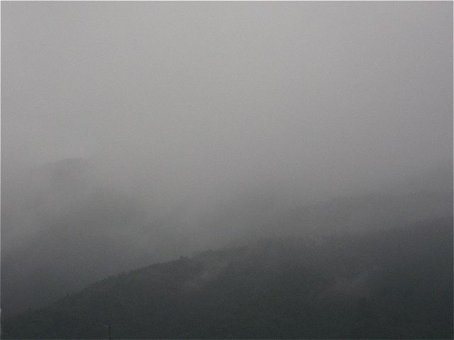 画像: 雨模様、山に霧。