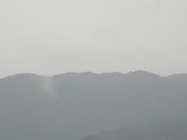 画像: 雨で寒く、