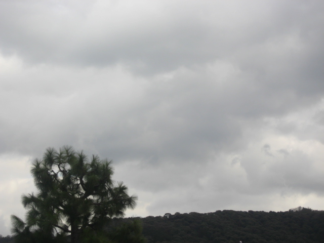 画像: 大きな雲が重なり、