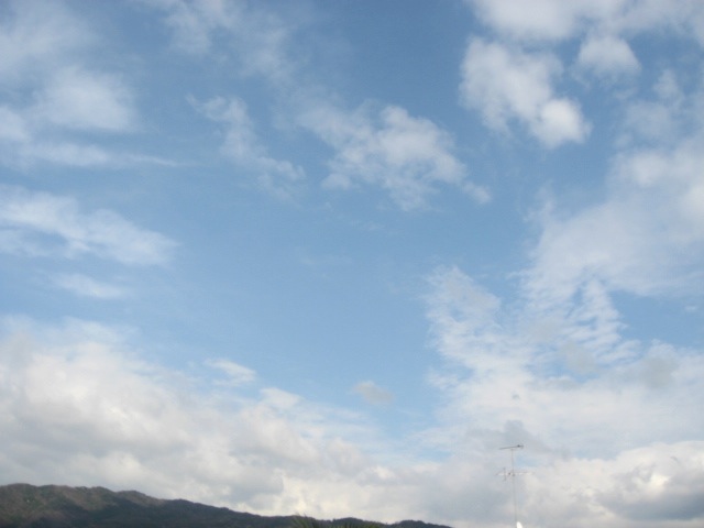 画像: 綿のような雲が