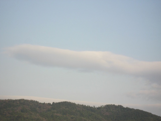 画像: 長〜い雲が