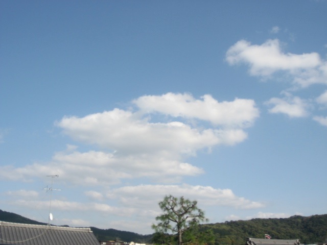 画像: 遠くで雲がでていると