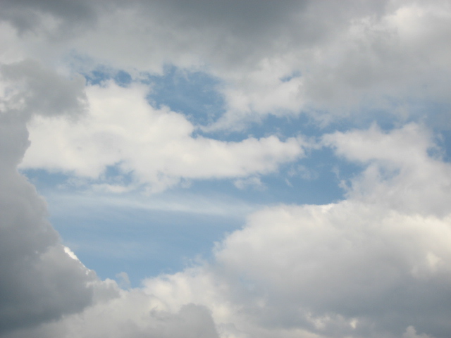 画像: 雲の多い空でしたが