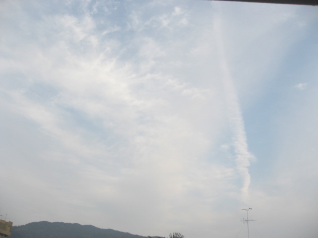 画像: 飛行機雲もまぎれて