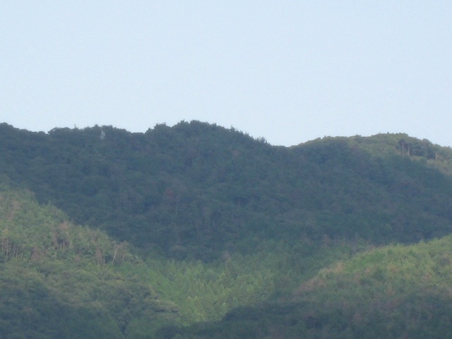 画像: 山に陰影があって