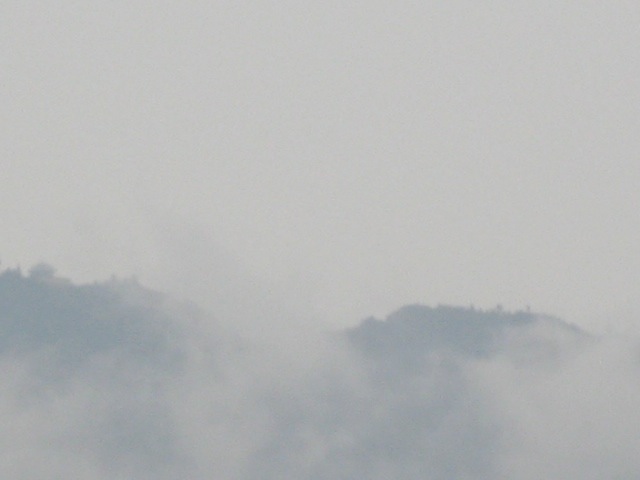 画像: 山にもやがかかって