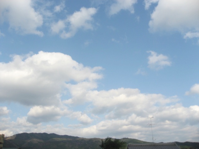 画像: 曇りから晴れてきた空