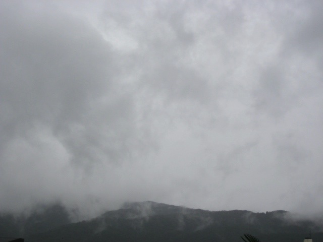 画像: 山にもやが