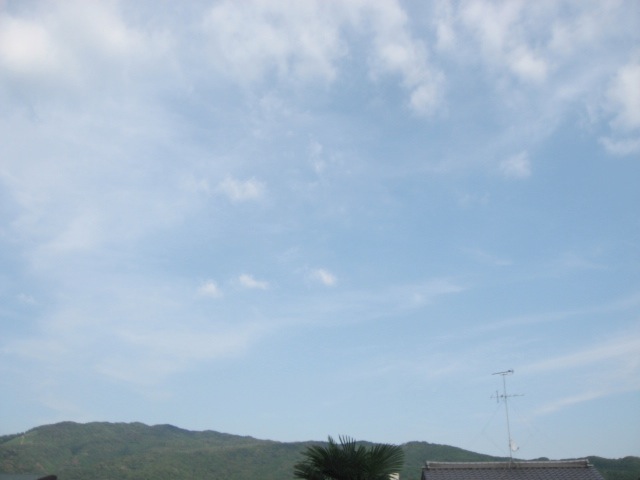 画像: 上空は小さな雲、