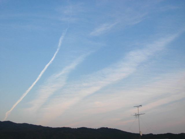 画像: 飛行機雲と薄雲が