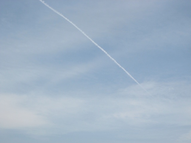 画像: 飛行機雲の先に