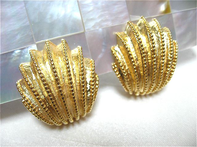 画像1: ゴールドメタル貝の形のイヤリング(ヴィンテージ)