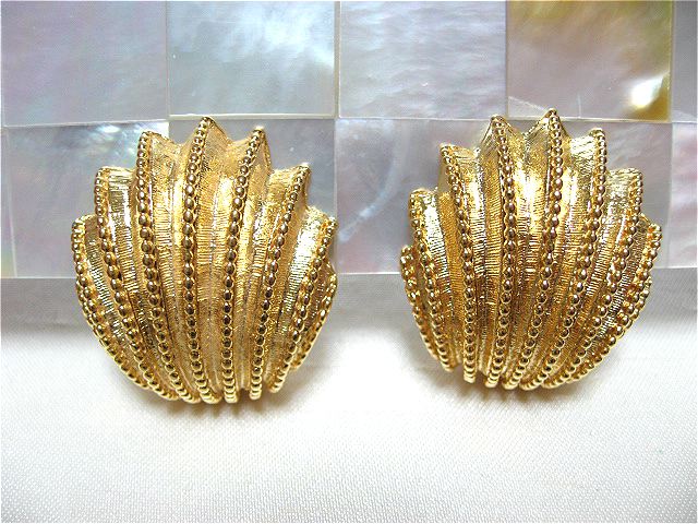 画像: ゴールドメタル貝の形のイヤリング(ヴィンテージ)